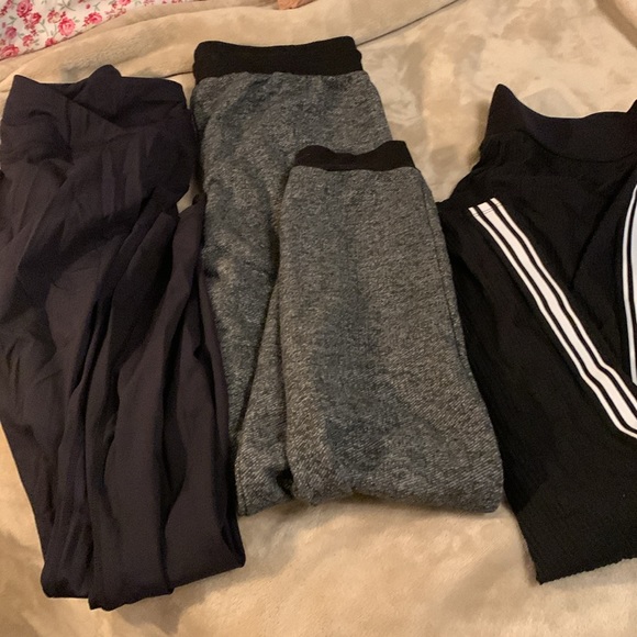 3 pairs of work out pants. Smoke & pet free home. - Picture 5 of 7